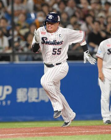 　３回、森田の暴投間に本塁へ激走する二塁走者の村上（撮影・伊藤笙子）