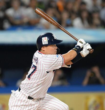 　３回、中前へ適時打を放つ中村（撮影・伊藤笙子）