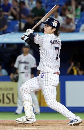 　４回、長岡が左越えに適時二塁打を放つ