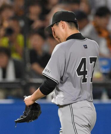 　３回、暴投などで２点を失い、顔を覆う森田（撮影・伊藤笙子）