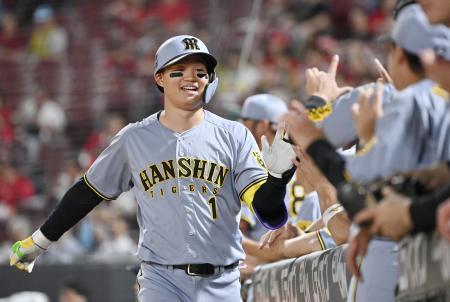 　３回、先制２ランを放ちナインとタッチを交わす阪神・森下＝マツダ