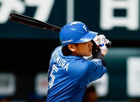 　４回、野村が中前に適時打を放つ