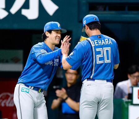 　７回のピンチを切り抜けた上原（右）を迎える北山