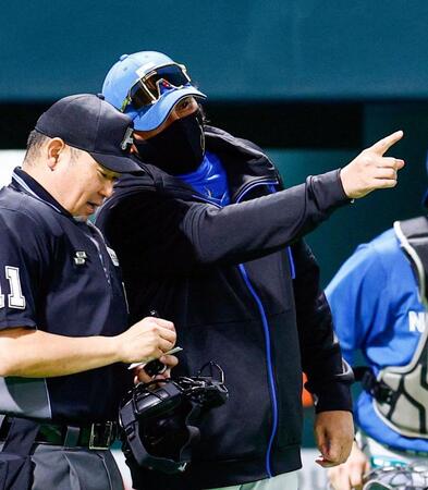 　６回の攻撃を終え、選手交代を告げる新庄監督