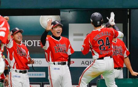 　８回、同点ソロを放った栗原（24）を迎える小久保監督（中央）