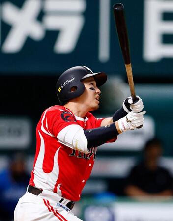 　８回、栗原が右中間に同点ソロを放つ