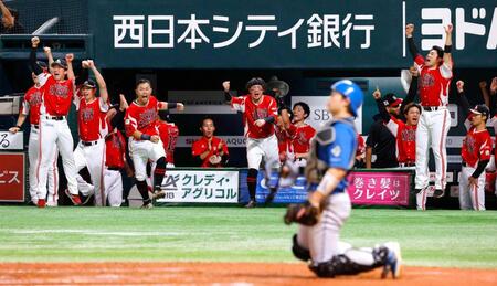 　８回、栗原の同点ソロを喜ぶソフトバンクナイン