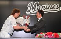 　引退会見で沢村（左）から花束を受け取る美馬（撮影・開出牧）