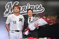 　引退会見で沢村（左）から花束を贈呈された美馬（撮影・開出牧）