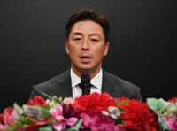 　引退会見で心境を語る美馬（撮影・開出牧）