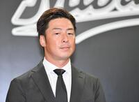 　引退会見に登場した美馬（撮影・開出牧）