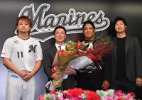 　引退会見で沢村らから花束を贈呈された美馬（左から２人目）。右から元ロッテの松田進氏、井上晴哉氏（撮影・開出牧）