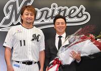 　引退会見で沢村（左）から花束を受け取り笑顔の美馬（撮影・開出牧）