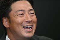 　引退会見で笑顔を見せる美馬（撮影・開出牧）