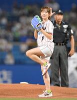 　始球式に登場した中川安奈（撮影・伊藤笙子）