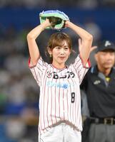 　始球式に登場した中川安奈（撮影・伊藤笙子）