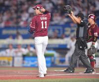 　１回、藤岡に右越え２点適時二塁打を打たれた岸（１１）＝撮影・開出牧