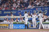 　１回、藤岡の右越え２点適時二塁打で生還した岡（２５）と山本（６１）とタッチを交わすロッテナイン（撮影・開出牧）