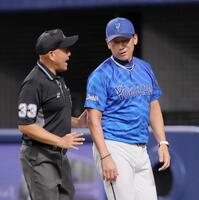 　３回、リプレー検証の結果を受け、審判に抗議する三浦監督