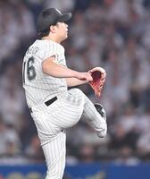 　７回、マウンドで躍動する種市（撮影・開出牧）