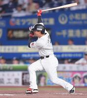 　１回、右越え２点適時二塁打を放つ藤岡（撮影・開出牧）