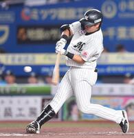 　１回、右犠飛を放つ安田（撮影・開出牧）