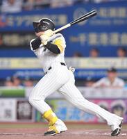 　２回、右越え適時二塁打を放つ山本（撮影・開出牧）