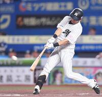 　２回、右越え２点適時三塁打を放つ高部（撮影・開出牧）