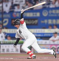 １回ロッテ無死一塁、右前打を放つ西川史礁＝ＺＯＺＯマリンスタジアム（撮影・開出牧）