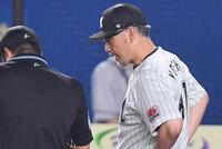 　９回、投手交代を告げる吉井監督（撮影・開出牧）