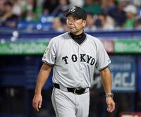 　６回を終え、選手交代を告げた阿部監督