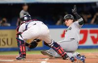 　１回、岸田の左前打で本塁を狙うもアウトになる二塁走者の丸（手前は捕手の中村悠）＝撮影・伊藤笙子