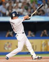 　２回、左越えソロを放つ山田（撮影・伊藤笙子）