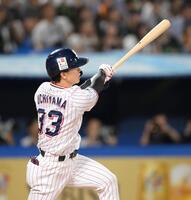 　１回、左中間へ適時二塁打を放つ内山（撮影・伊藤笙子）