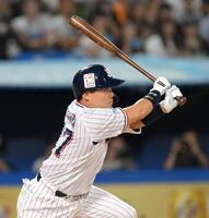 　３回、中前へ適時打を放つ中村（撮影・伊藤笙子）