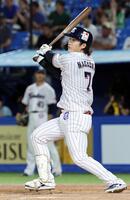 　４回、長岡が左越えに適時二塁打を放つ