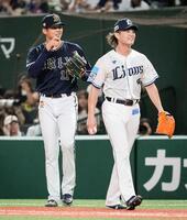 ５回の攻守交代、投げ終えた西武先発の今井（右）とすれ違うオリックス先発の山下＝ベルーナドーム