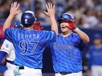 　５回、筒香（右）が逆転３ランを放ち、田中コーチとタッチを交わす