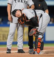 　２回、並木の打席で投球が右足に当たり、顔をゆがめる岸田（撮影・伊藤笙子）