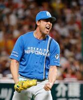 　７回、牧原大を空振り三振に仕留め、ガッツポーズする上原