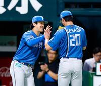 　７回のピンチを切り抜けた上原（右）を迎える北山