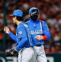 　７回、北山（左）に降板を告げる新庄監督