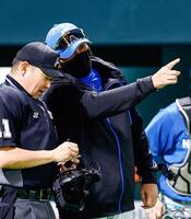 　６回の攻撃を終え、選手交代を告げる新庄監督