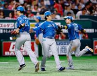 　５回を三者凡退に抑え、タッチを交わす北山（中央）