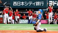 　８回、栗原の同点ソロを喜ぶソフトバンクナイン