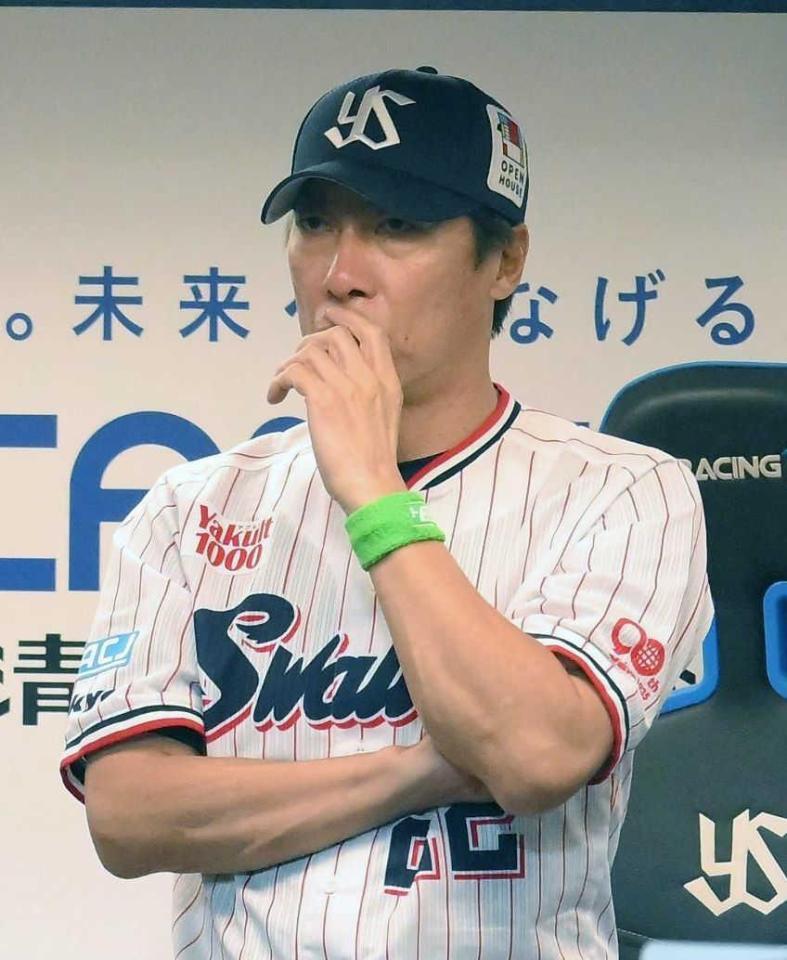 　６回、試合を見つめる高津監督（撮影・伊藤笙子）