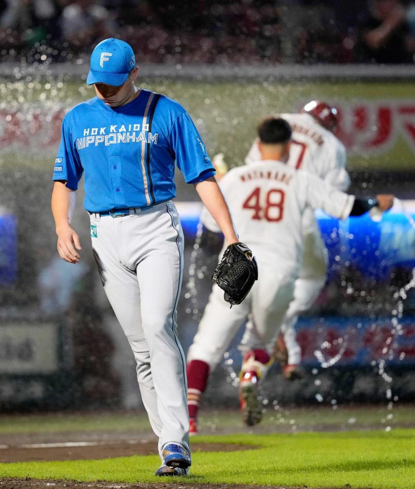 　１１回、ボイトにサヨナラ二塁打を許し引き揚げる斎藤