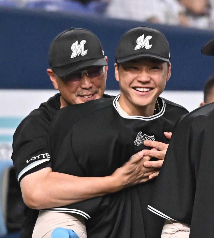 　吉井監督（左）にねぎらわれる広池（撮影・西田忠信）