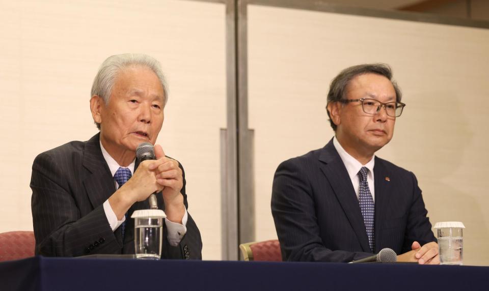 　会見する榊原定征コミッショナー（左）と日本ハム・井川伸久オーナー（撮影・佐々木彰尚）