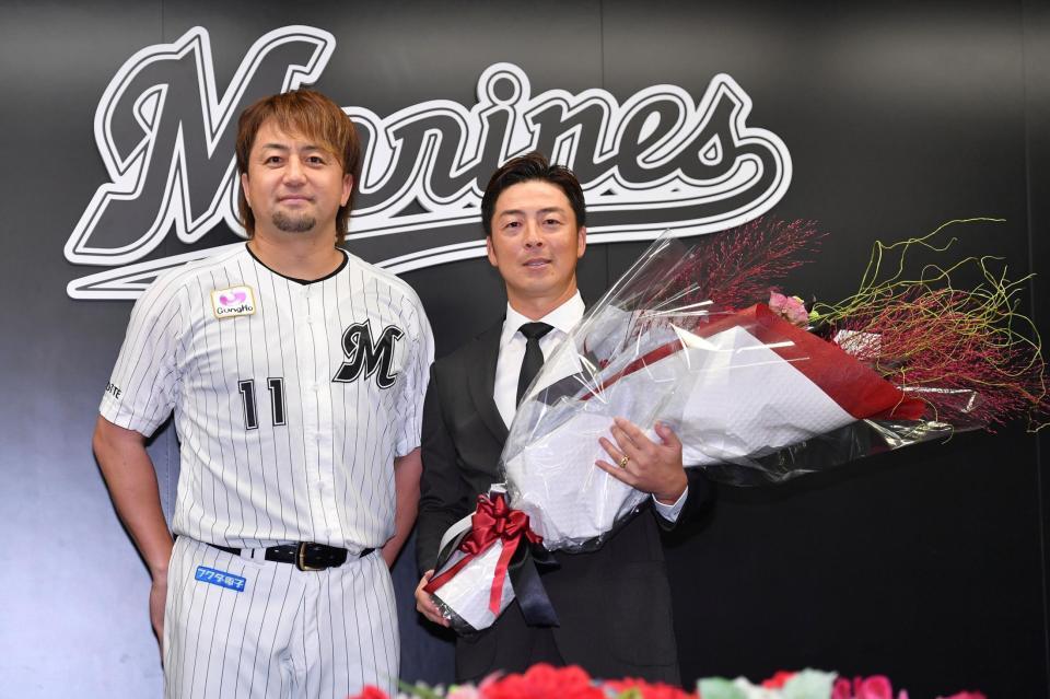 　引退会見で沢村（左）から花束を贈呈された美馬（撮影・開出牧）